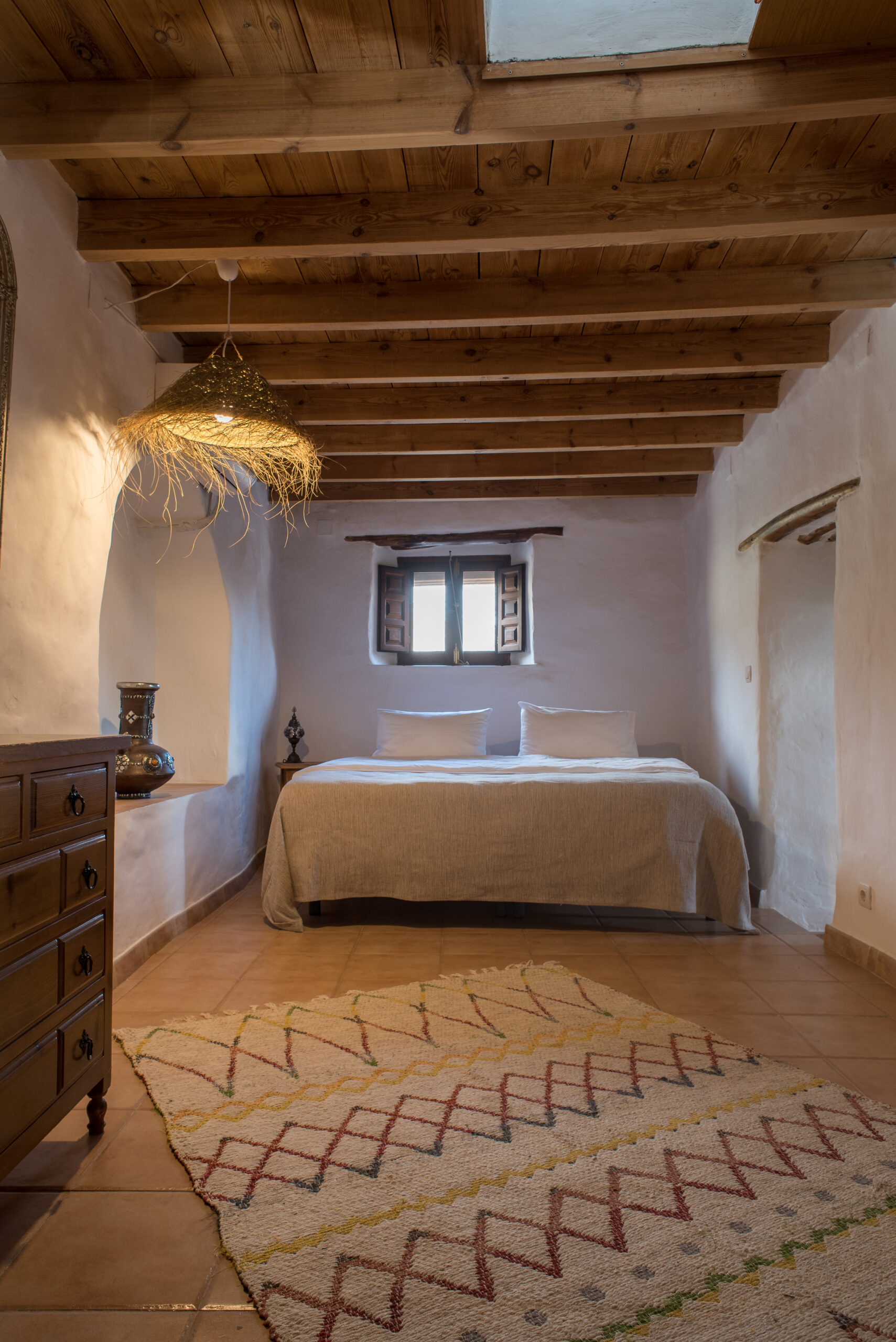 Slaapkamer met 2x 1 persoons bedden en badkamer ensuite.