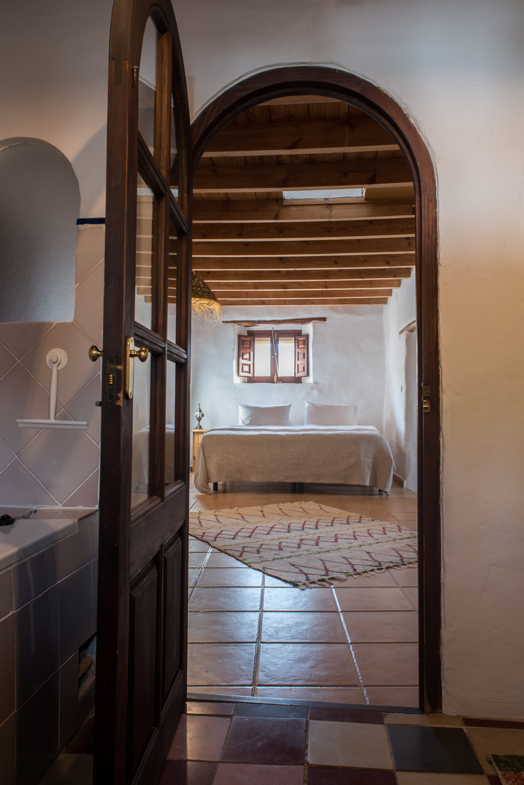 Kijkje vanuit badkamer naar slaapkamer