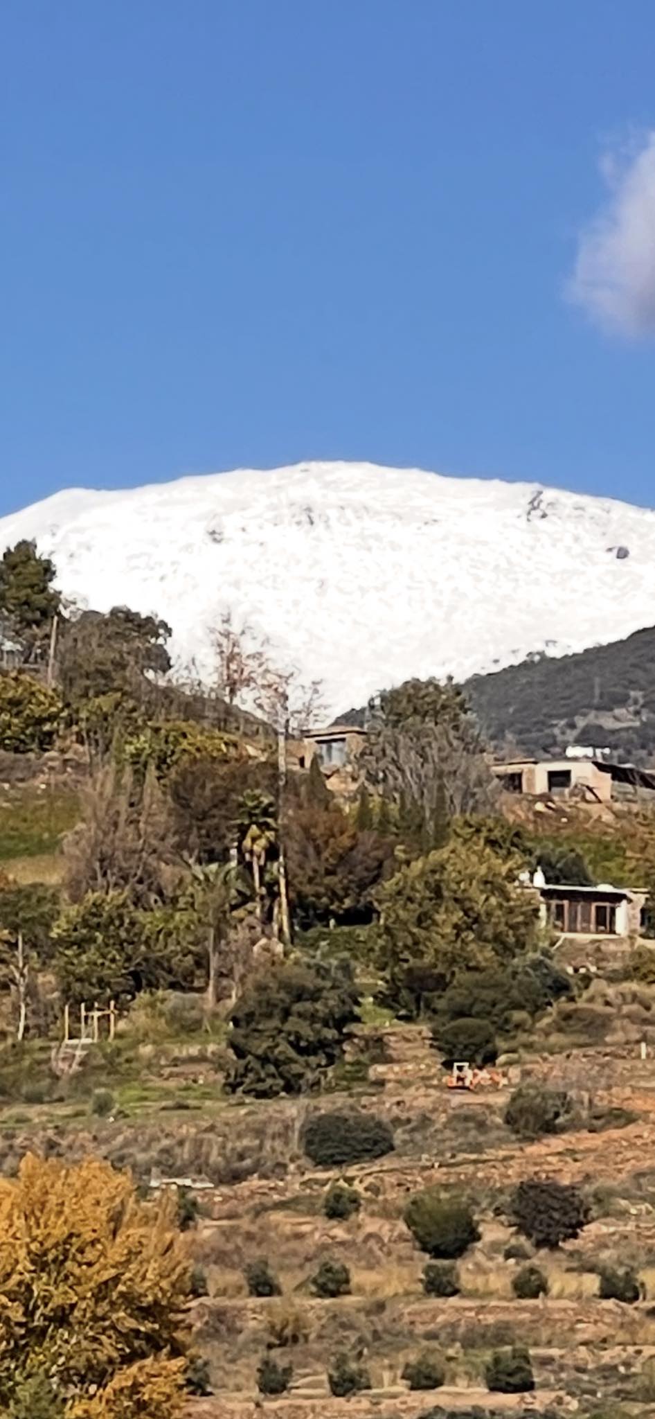 Hoogstaand terras met uitzicht & waterval er onderdoor.