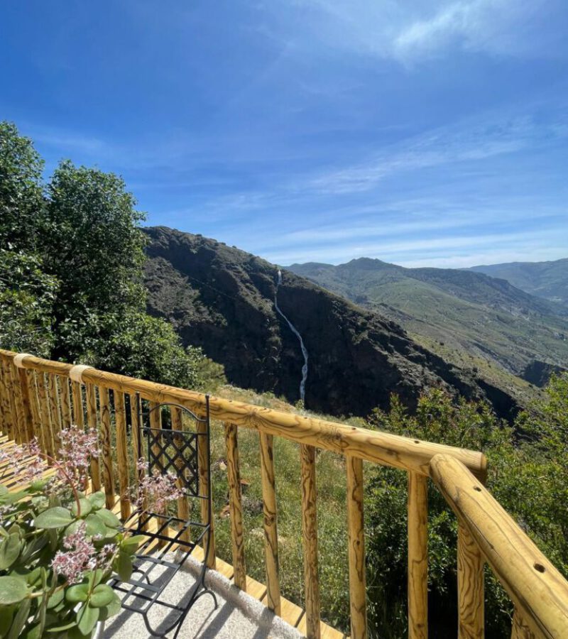 28. Terras met uitzicht op waterval.