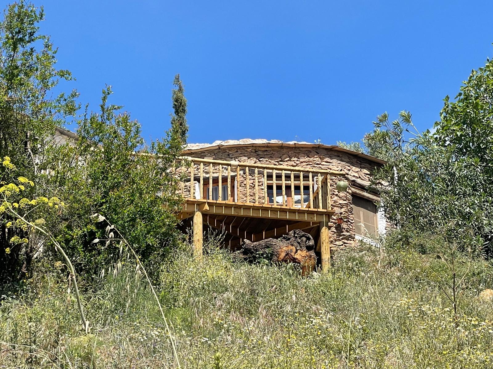Aanzicht cortijo met terras.